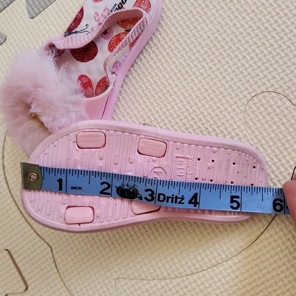 Pink fuzzy toddler slipper sandals with butterfly, sz 6 - Picture 6 of 7